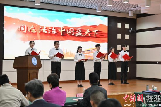 活动现场诗朗诵《同在法治中国蓝天下》,韩国成人电影
供图 活动现场诗朗诵《同在法治中国蓝天下》,韩国成人电影
供图